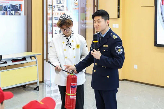 预防为主，生命至上——成都新东方消防安全专题讲座