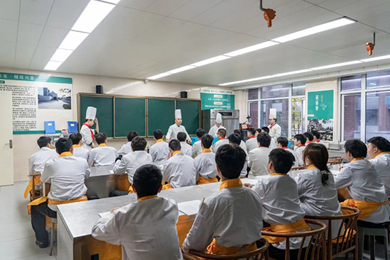 企业大师进校园，匠心传承烹饪技艺