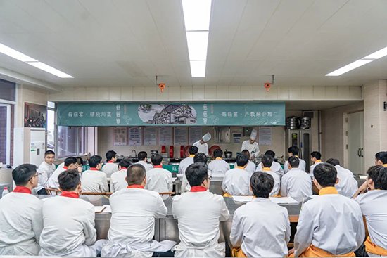企业大师进校园，匠心传承烹饪技艺