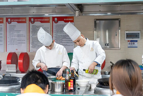企业大师进校园，匠心传承烹饪技艺