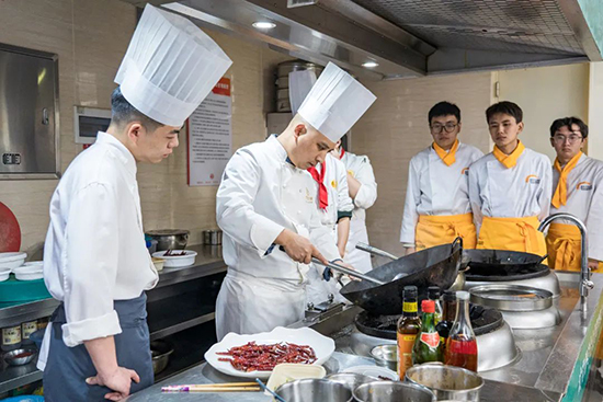 企业大师进校园，匠心传承烹饪技艺