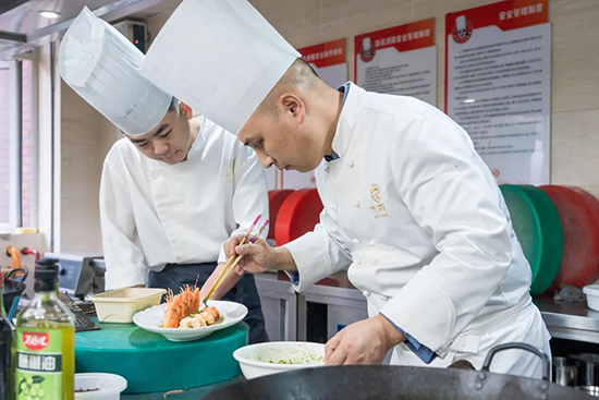 企业大师进校园，匠心传承烹饪技艺